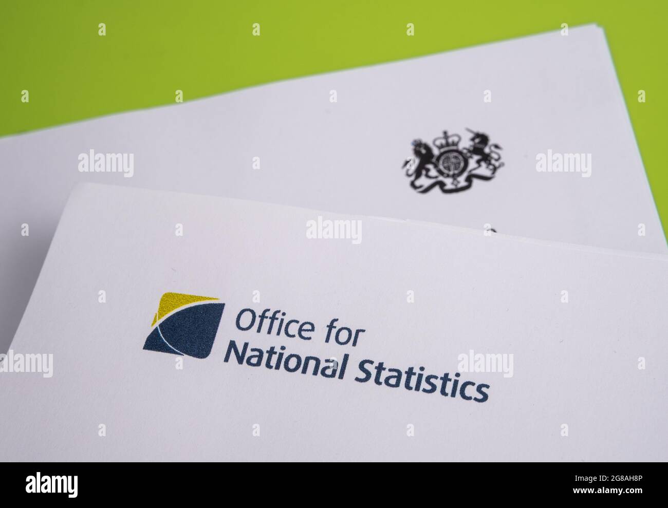 Echte Briefe des Office for National Statistics (ONS), die einriefen, an einer Umfrage teilzunehmen. Stafford, Großbritannien, Juli 18 2021. Stockfoto