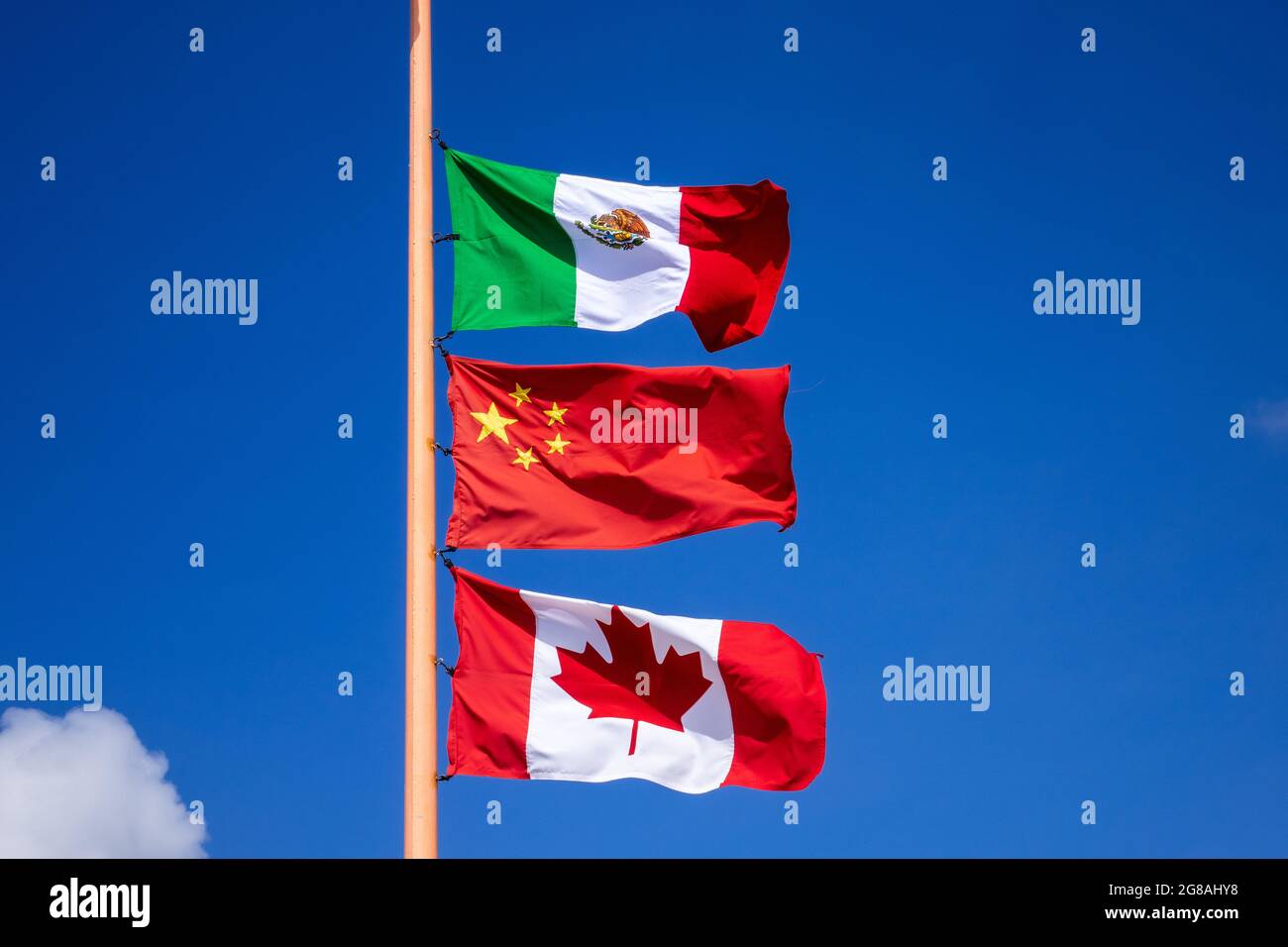 Flaggen von Mexiko, der Republik China und Kanadas, die auf EINEM Fahnenmast fliegen Stockfoto