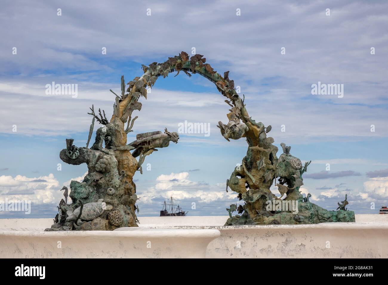 Scuba Diving Arch in Cozumel Mexiko Framing A Sailing Galleon Ship Stockfoto