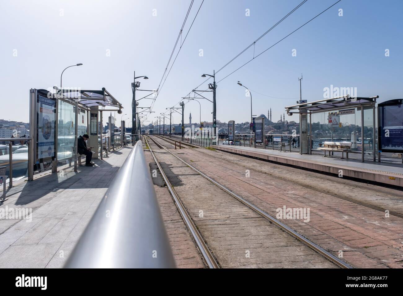 Karakoy, Istanbul, Türkei - 02.26.2021: Karakoy Straßenbahnhaltestelle und Passagiere warten auf die Straßenbahn kommende Straßenbahn-Innen- und Transportkonzept mit Cop Stockfoto