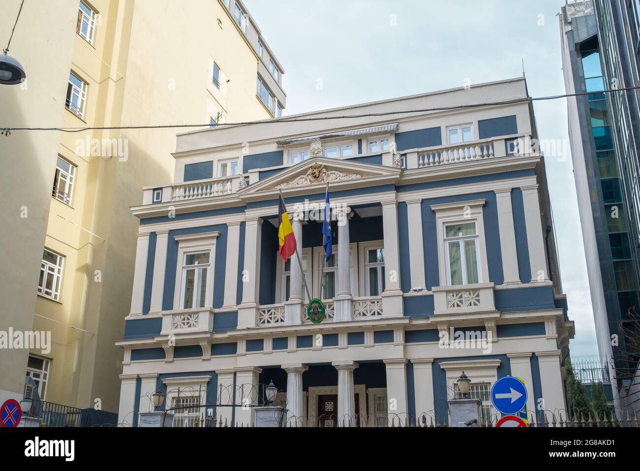 Beyoglu, Istanbul, Türkei - 02.17.2021: Gebäude der belgischen Botschaft und des belgischen Konsulats in der Türkei mit belgischer und EU-Flagge mit Kopierfläche Stockfoto