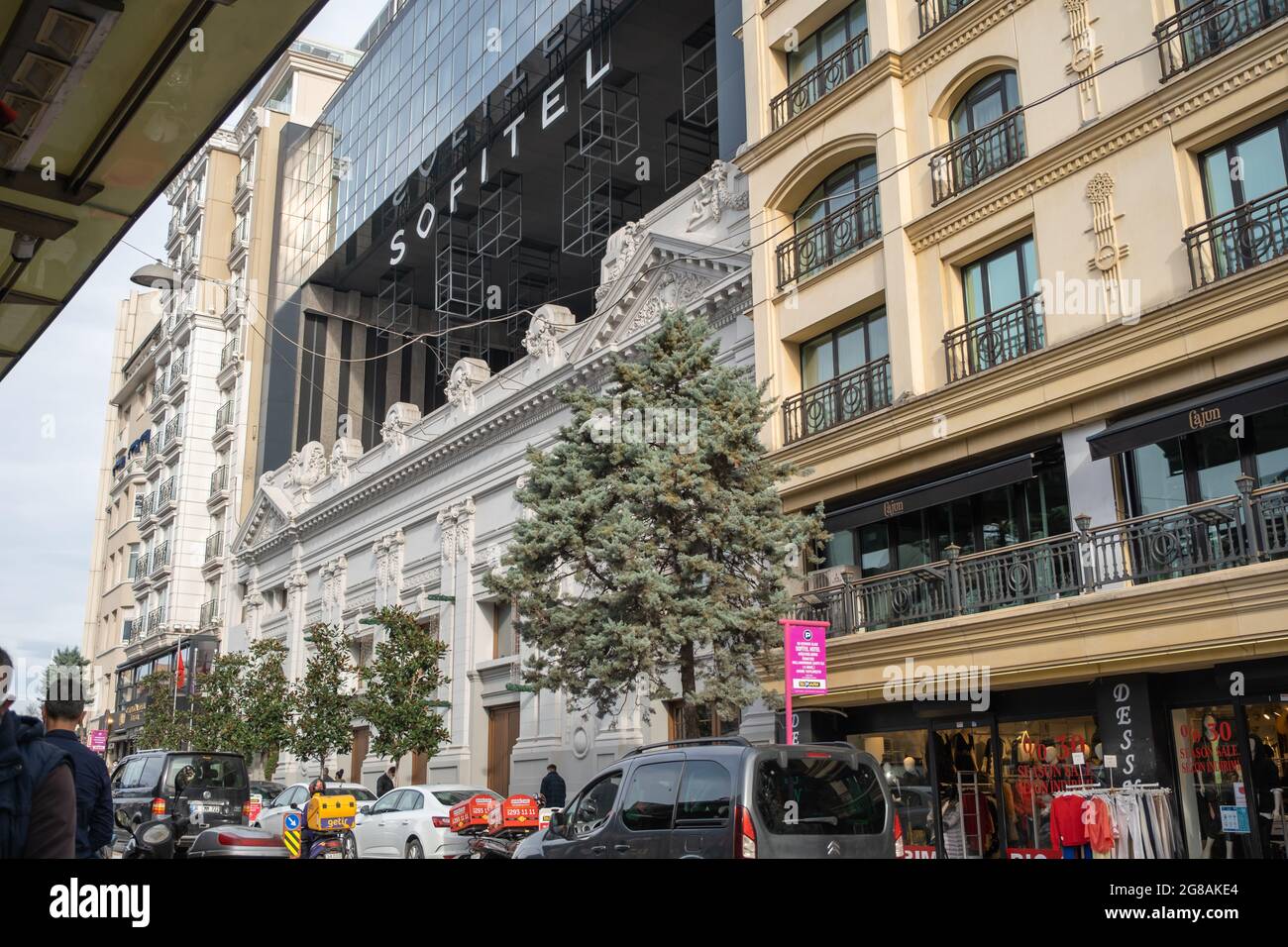 Beyoglu, Istanbul, Türkei - 02.17.2021: Sofitel Istanbul Hotelgebäude und Cajun Brasserie Cafe am Eingang der Istiklal Avenue in Taksim Stockfoto