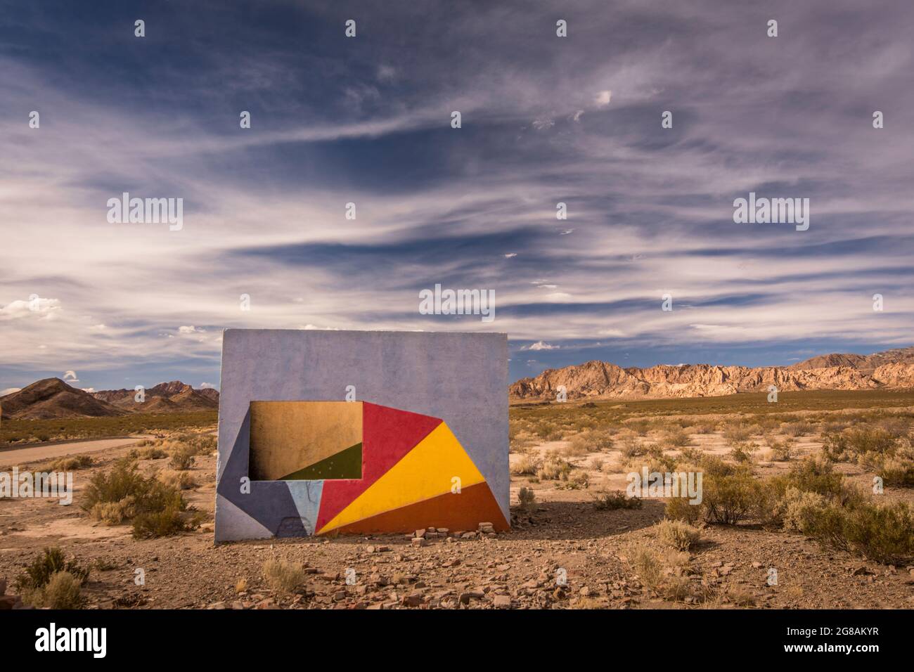 Isolierter Raum mit einer mit Farben bemalten Wand in einer einsamen desertischen Landschaft Stockfoto