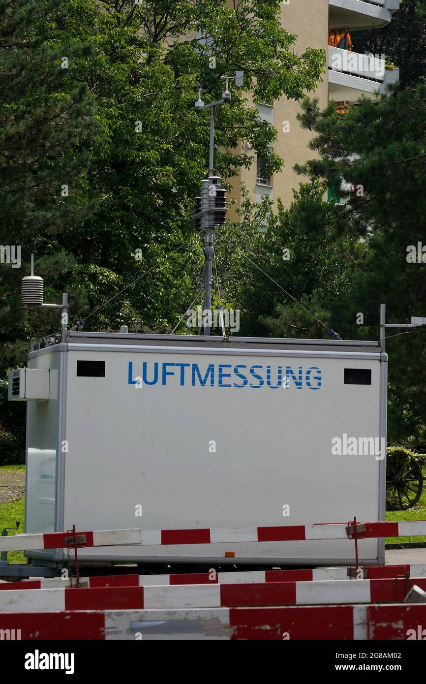 Mobile Station zur Messung der Luftqualität in der Schweiz. In deutscher Sprache steht eine Aufschrift mit der Aufschrift Luftmessung. Stockfoto