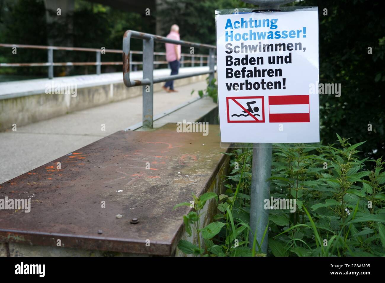 Wegweiser auf Brücke über die Limmat in der Schweiz. Es ist in