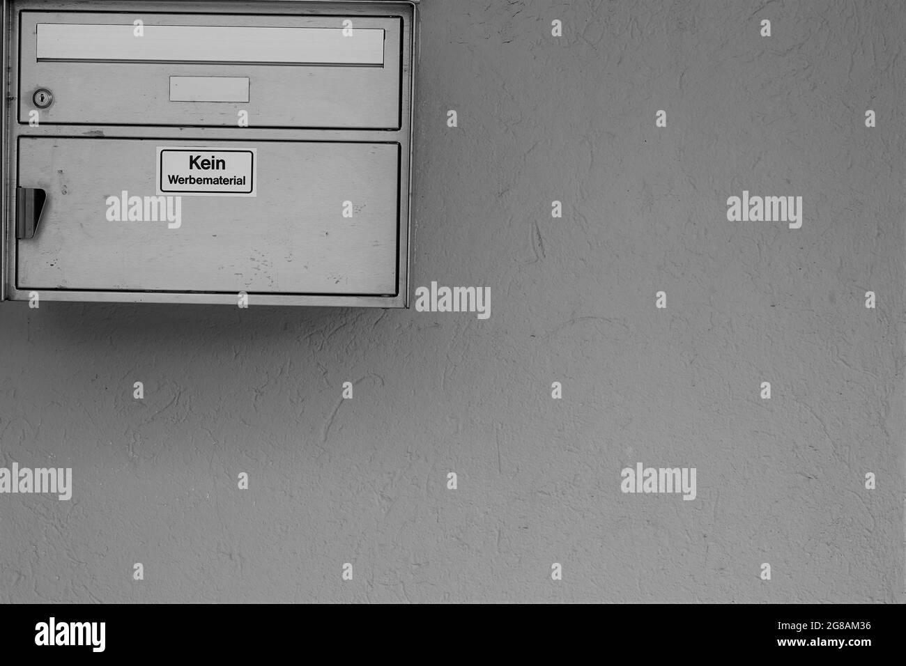Schweizer Briefkasten an einer Hauswand installiert. Auf einem Aufkleber in deutscher Sprache steht, dass es keine Werbemittel gibt. Es gibt viel Platz für Kopien. Stockfoto