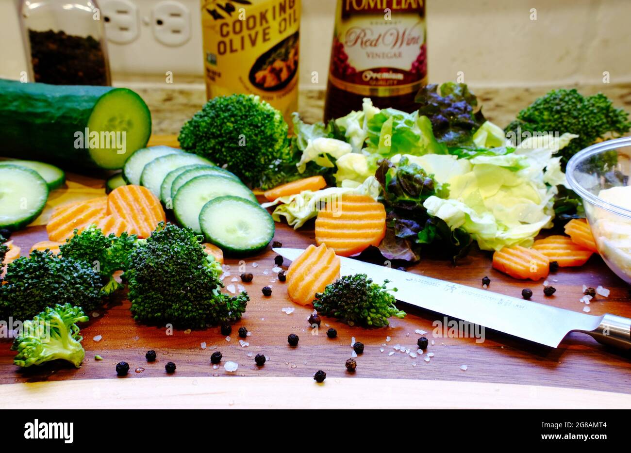 Olivenöl und Rotweinessig für Salat Stockfoto