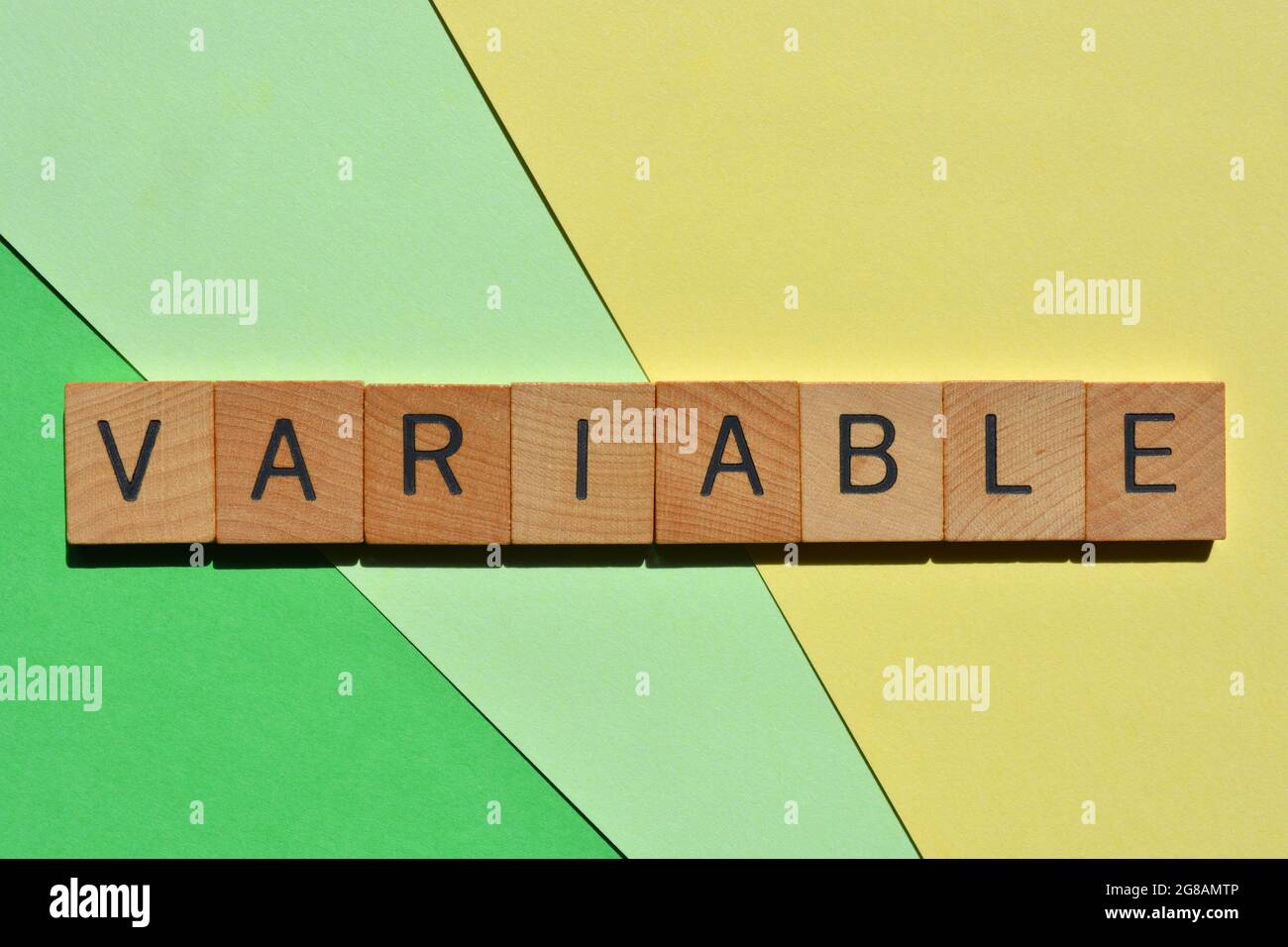 Variabel, Wort in Holzbuchstaben isoliert auf dem Hintergrund als Banner-Überschrift Stockfoto