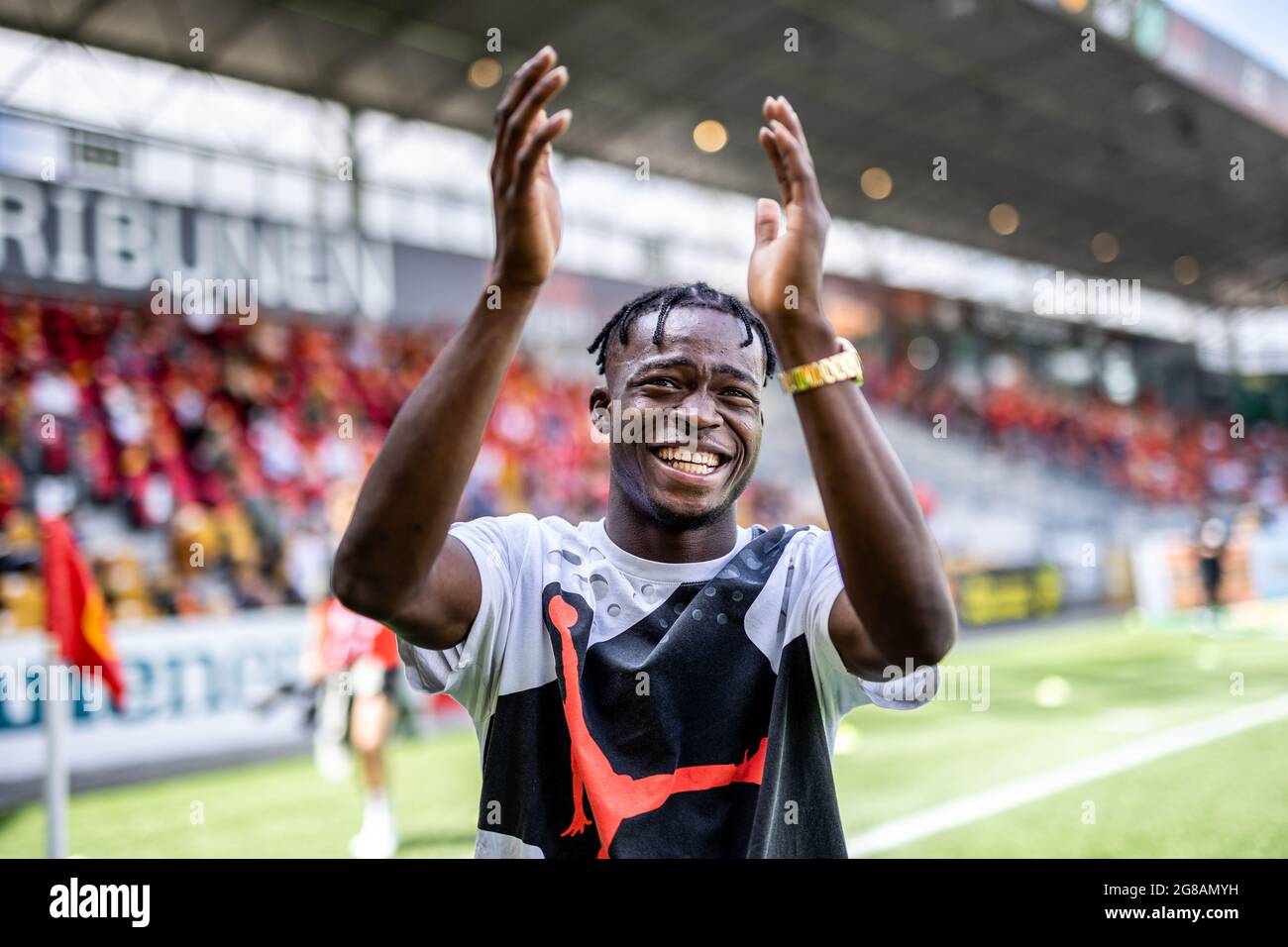 Farum, Dänemark. Juni 2021. Kamaldeen Sulemana, der sich vor kurzem für den französischen Club Stade Rennais FC angemeldet hat, begrüßt die Fans ein letztes Mal vor dem 3F Superliga-Spiel zwischen FC Nordsjaelland und Viborg FF in Right to Dream Park in Farum, Dänemark. (Foto: Gonzales Photo/Alamy Live News Stockfoto