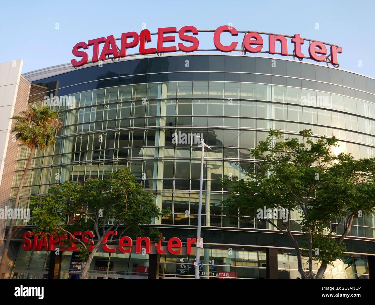 Los Angeles, Kalifornien, USA 12. Juli 2021 EIN allgemeiner Blick auf die Atmosphäre des Staples Centers bei der Weltpremiere von Warner Bros. Pictures „Space Jam: A New Legacy“ im Regal L.A. LIVE at 800 W. Olympic Blvd on July 12, 2021 in Los Angeles, California, USA. Foto von Barry King/Alamy Live News Stockfoto