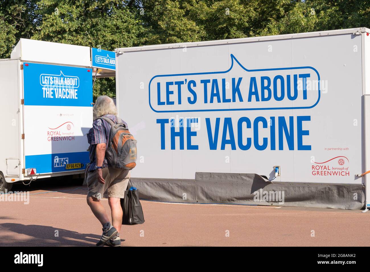 „Lassen Sie uns über Impfung sprechen“ im Londoner greenwich Park, Walk-in, Pop-up-Zentrum für Impfungen ohne Termin, England, Großbritannien, covid-19 Stockfoto