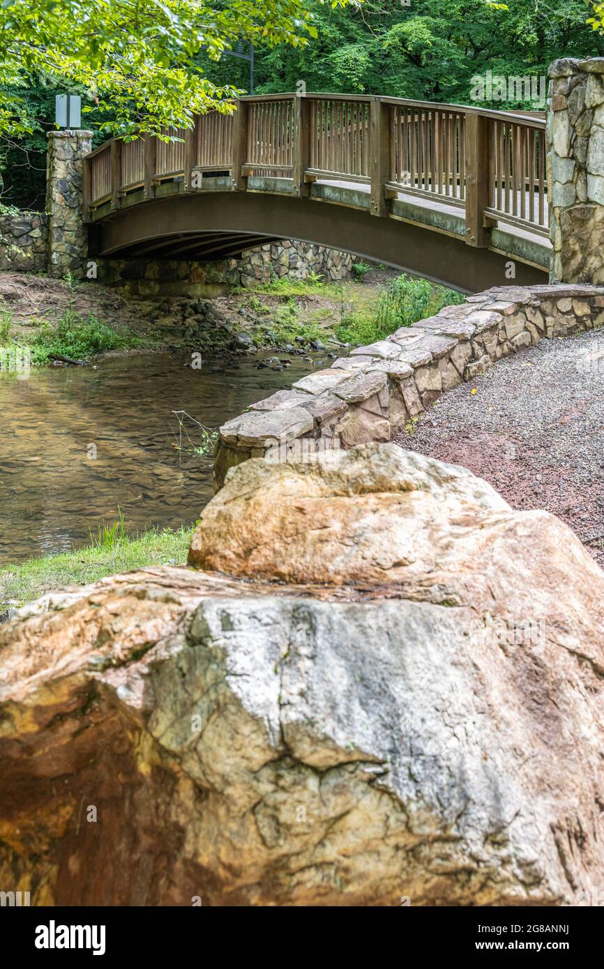 Bergbach-Fußgängerbrücke über Butternut Creek im wunderschönen Meeks Park in Blairsville, Georgia. (USA) Stockfoto