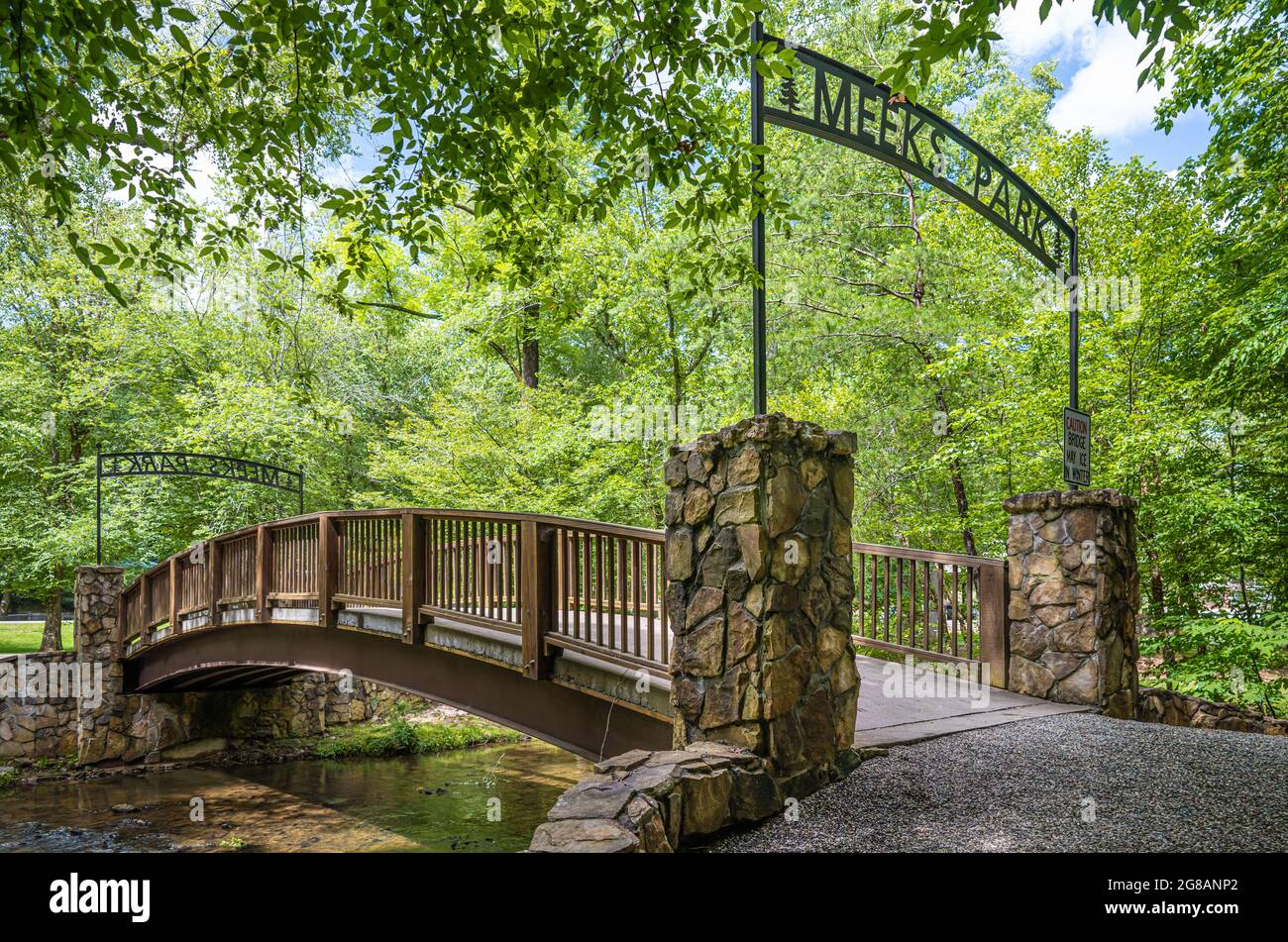 Eine Bergbach-Fußgängerbrücke über Butternut Creek verbindet sich mit Wanderwegen im Meeks Park in Blairsville, Georgia. (USA) Stockfoto