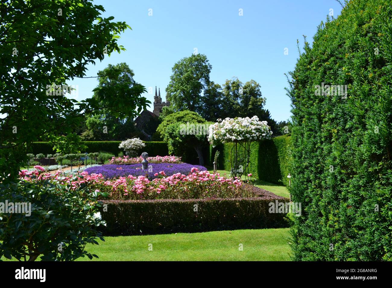 Blumenbeete, Bordüren, Tudor-Zinnenwand und Blumen am Penshurst Place, Kent, an einem heißen Sommertag Stockfoto