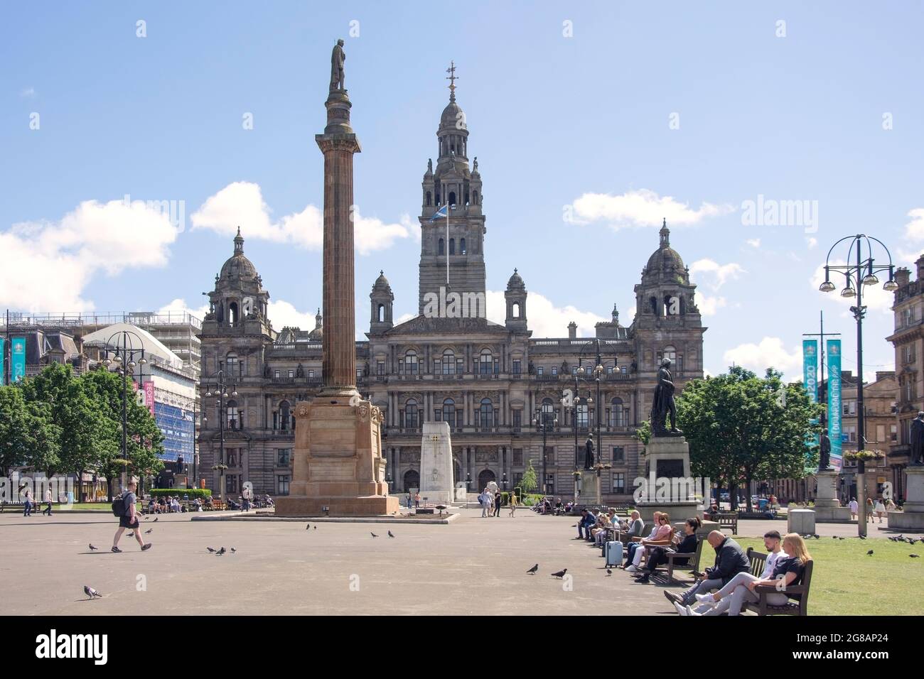 Glasgow City Chambers and Scott Monument, George Square, Glasgow City, Schottland, Großbritannien Stockfoto