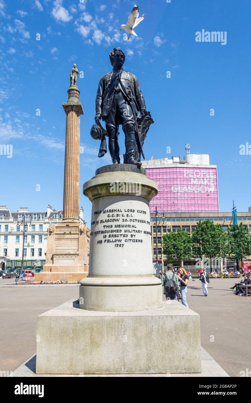 Field Marshall Lord Clyde Statue und Scott Monument, George Square, Glasgow City, Schottland, Vereinigtes Königreich Stockfoto