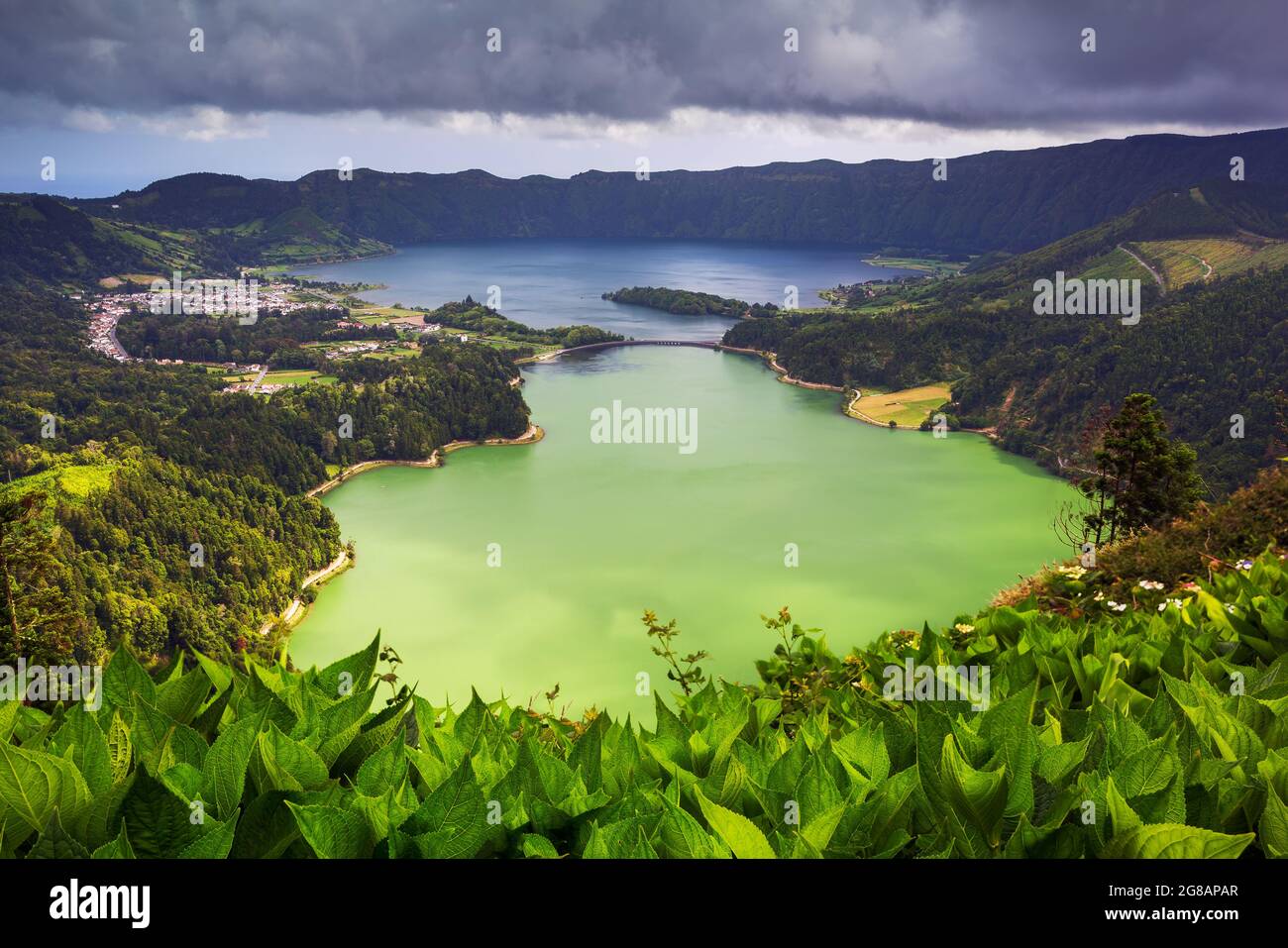 Sete Cidades Lagune auf der Insel São Miguel, Azoren, Portugal. Blick vom Aussichtspunkt Vista do Rei Stockfoto
