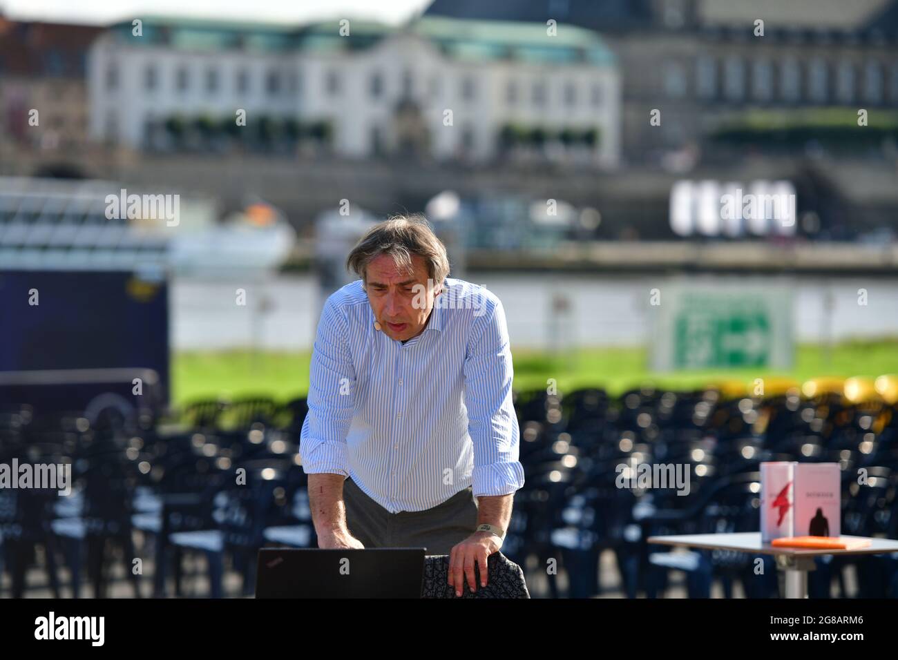 Lesung und Vortrag von Veikko Bartel: Mörderinnen und Mörder - echte Fälle eines Straffreidigers open air innerhalb der Filmnächte am Königsufer.Dre Stockfoto