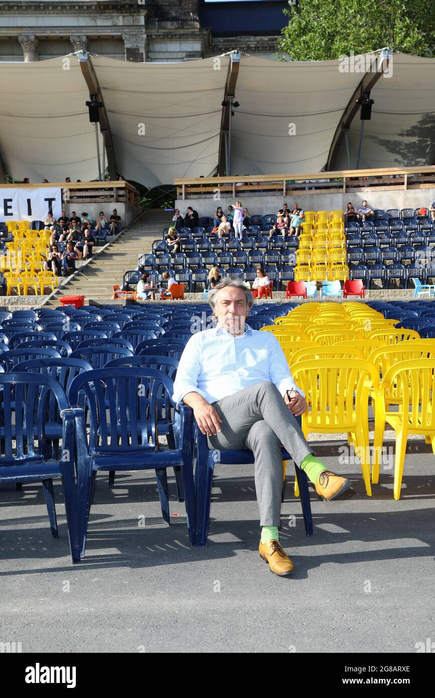 Lesung und Vortrag von Veikko Bartel: Mörderinnen und Mörder - echte Fälle eines Straffreidigers open air innerhalb der Filmnächte am Königsufer.Dre Stockfoto