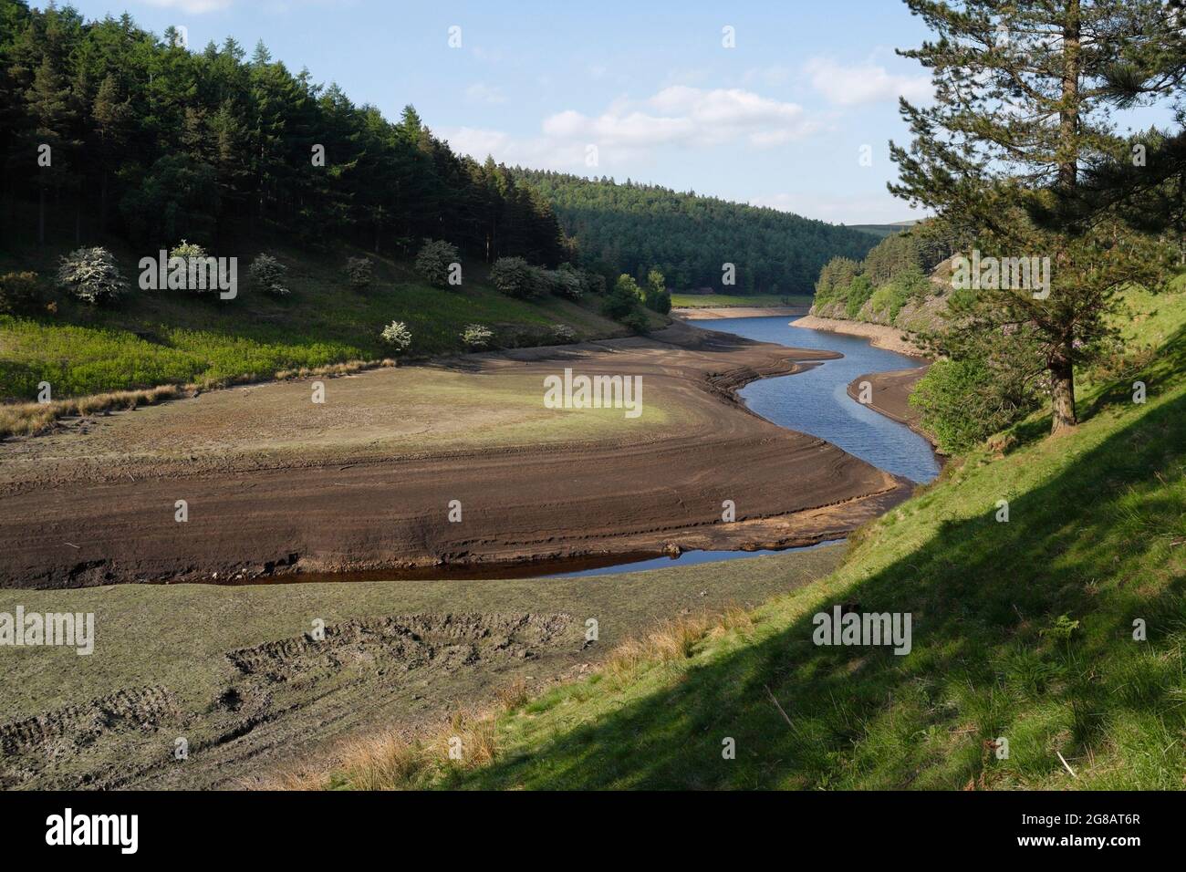 Niedrigwasser Howden Reservoir im Peak District Nationalpark Derbyshire England, Landschaft während einer trockenen Sommertrockenheit Stockfoto