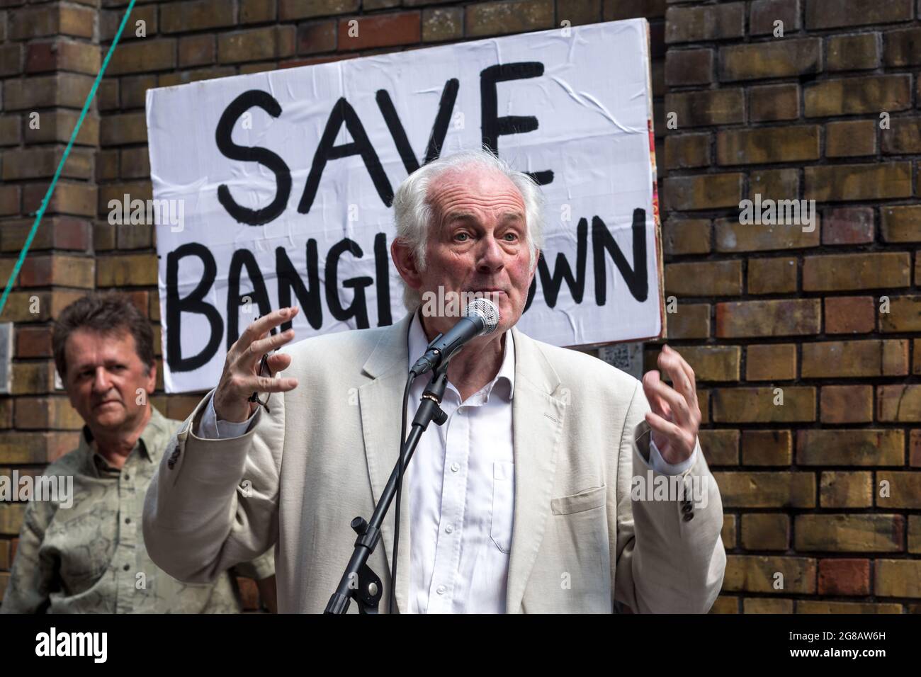 Dan Cruickshank vom Spitalfields Trust spricht während der Demonstration.der Truman Brewery Complex in London, der der Familie Zeloof gehört, ist seit langem ein Veranstaltungsort für verschiedene Kunst- und Kulturveranstaltungen und bietet auch erschwingliche Mietpreise zur Unterstützung kleiner lokaler Unternehmen. Vor kurzem haben die Zeloof-Brüder vorgeschlagen, den Komplex in ein 5-stöckiges Einkaufszentrum zu verwandeln, was hitzige Kontroversen unter den Menschen in der Nachbarschaft ausgelöst hat. Zu den beteiligten Organisationen gehören die East End Preservation Society, Spitalfields Trust und die Bengali East End Heritage Society. Sie sind c Stockfoto