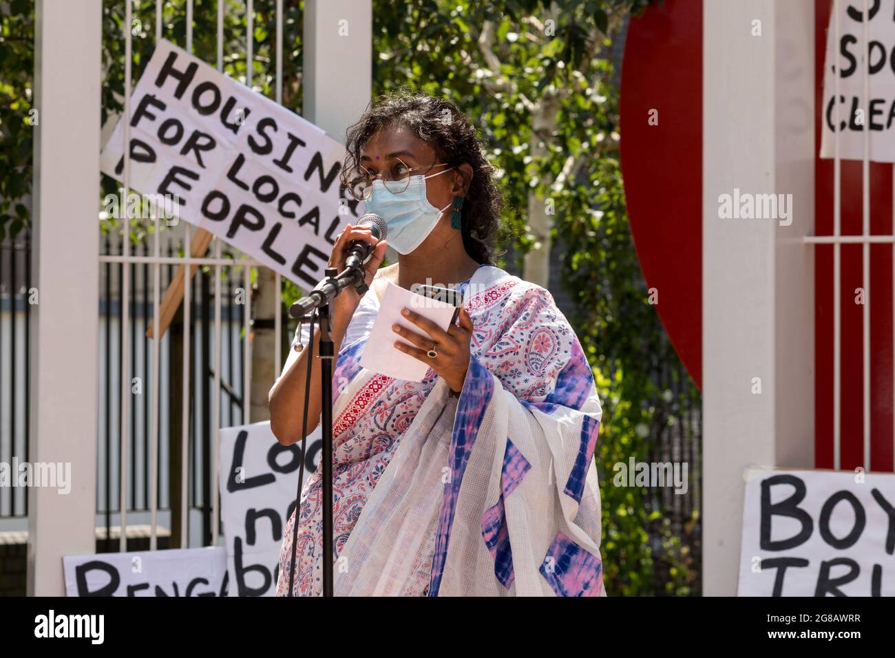 Dr. Fatima Rajina, Gründerin von NijjorManush, die Bengalis und Bangladeshis aus Großbritannien vertritt, spricht während der Demonstration.der Truman Brewery Complex in London, Die Familie Zeloof ist seit langem ein Ort, an dem verschiedene Kunst- und Kulturveranstaltungen veranstaltet werden, und bietet auch erschwingliche Mietpreise, um kleine lokale Unternehmen zu unterstützen. Vor kurzem haben die Zeloof-Brüder vorgeschlagen, den Komplex in ein 5-stöckiges Einkaufszentrum zu verwandeln, was hitzige Kontroversen unter den Menschen in der Nachbarschaft ausgelöst hat. Zu den beteiligten Organisationen gehört die East End Preservation Society, Spitalfie Stockfoto
