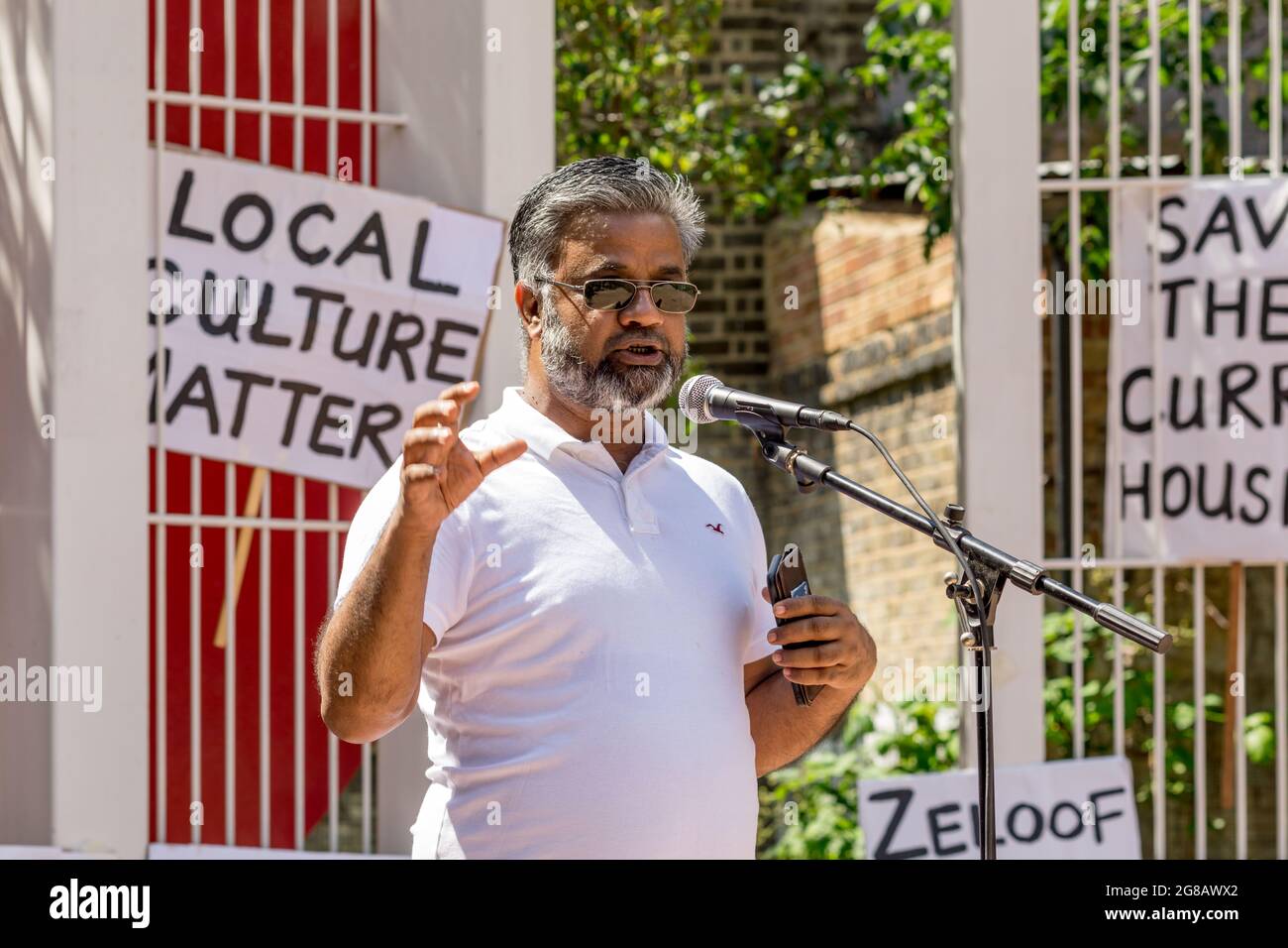 SHAD Chowdhury, Mitglied der Labour Party in Vertretung von ward Spitalfields & Banglatown, spricht während der Demonstration.der Truman Brewery Complex in London, der der Familie Zeloof gehört, ist seit langem ein Ort für verschiedene Kunst- und Kulturveranstaltungen und bietet auch erschwingliche Mietpreise, um kleine lokale Unternehmen zu unterstützen. Vor kurzem haben die Zeloof-Brüder vorgeschlagen, den Komplex in ein 5-stöckiges Einkaufszentrum zu verwandeln, was hitzige Kontroversen unter den Menschen in der Nachbarschaft ausgelöst hat. Zu den beteiligten Organisationen gehören die East End Preservation Society, Spitalfields Trust und B Stockfoto