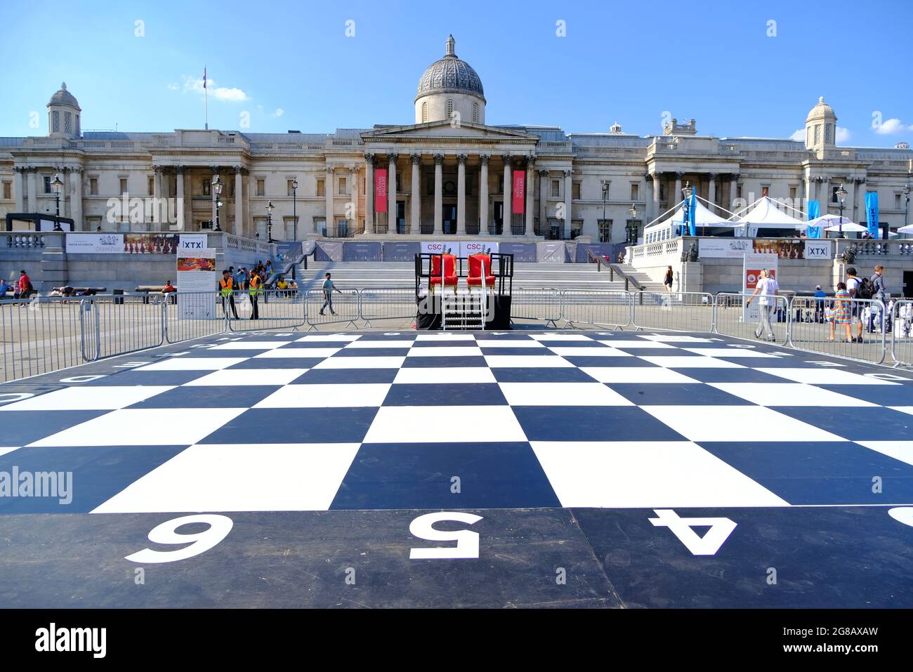 Ein riesiges Schachbrett erscheint auf dem Trafalgar Square als Teil des ChessFest, das vom CSC (Chess in Schools and Cmunities) organisiert wird. Stockfoto