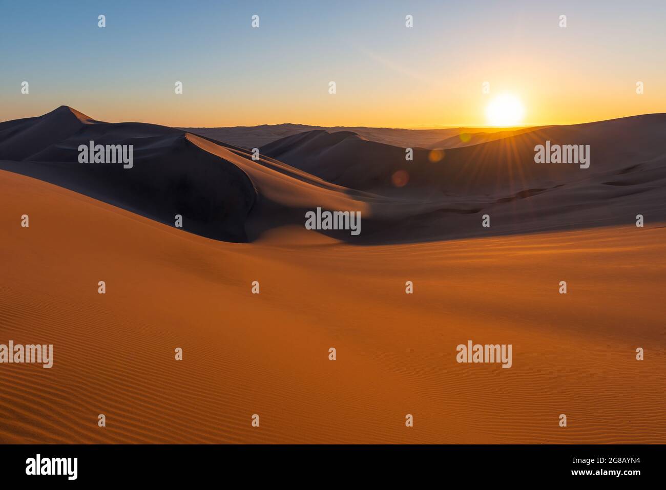 Huacachina Wüste Sonnenuntergang mit Linse Fackel Sonne Stern, Peru. Stockfoto