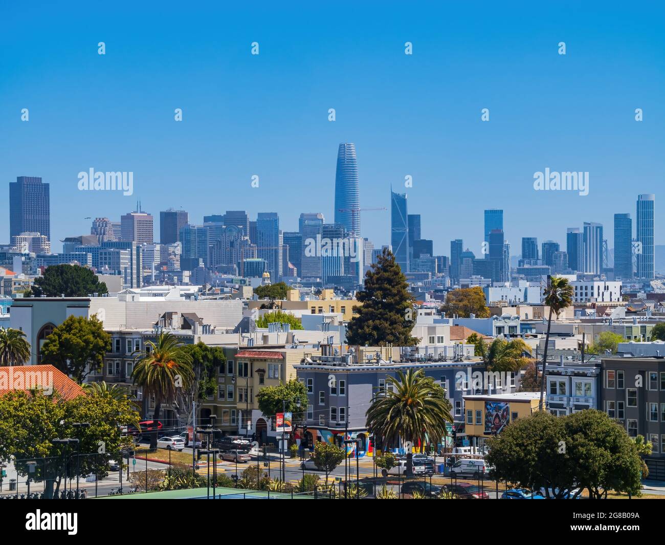 Sonniger Blick auf die wunderschöne Skyline vom Mission Dolores Park in San Francsico Stockfoto