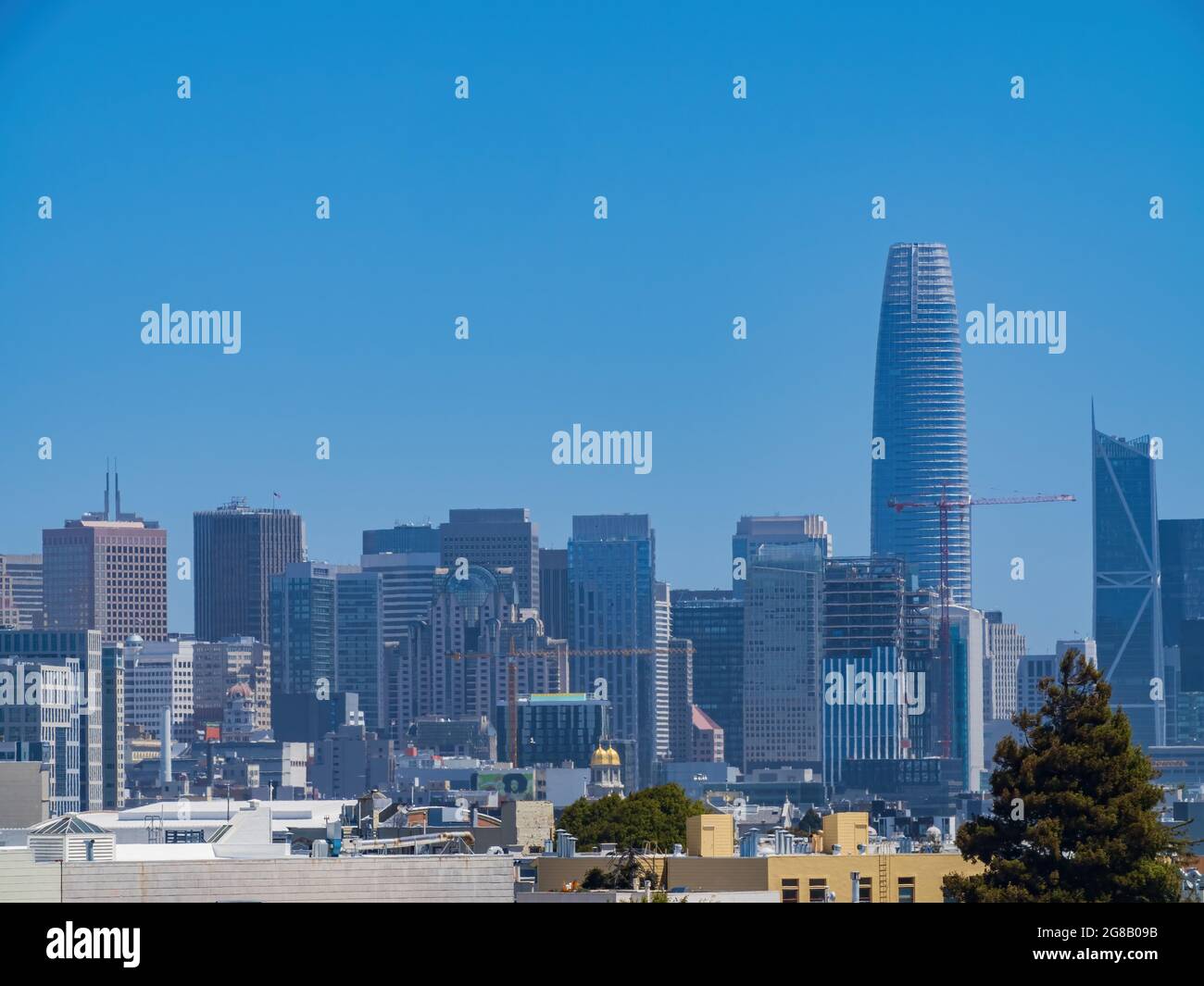 Sonniger Blick auf die wunderschöne Skyline vom Mission Dolores Park in San Francsico Stockfoto