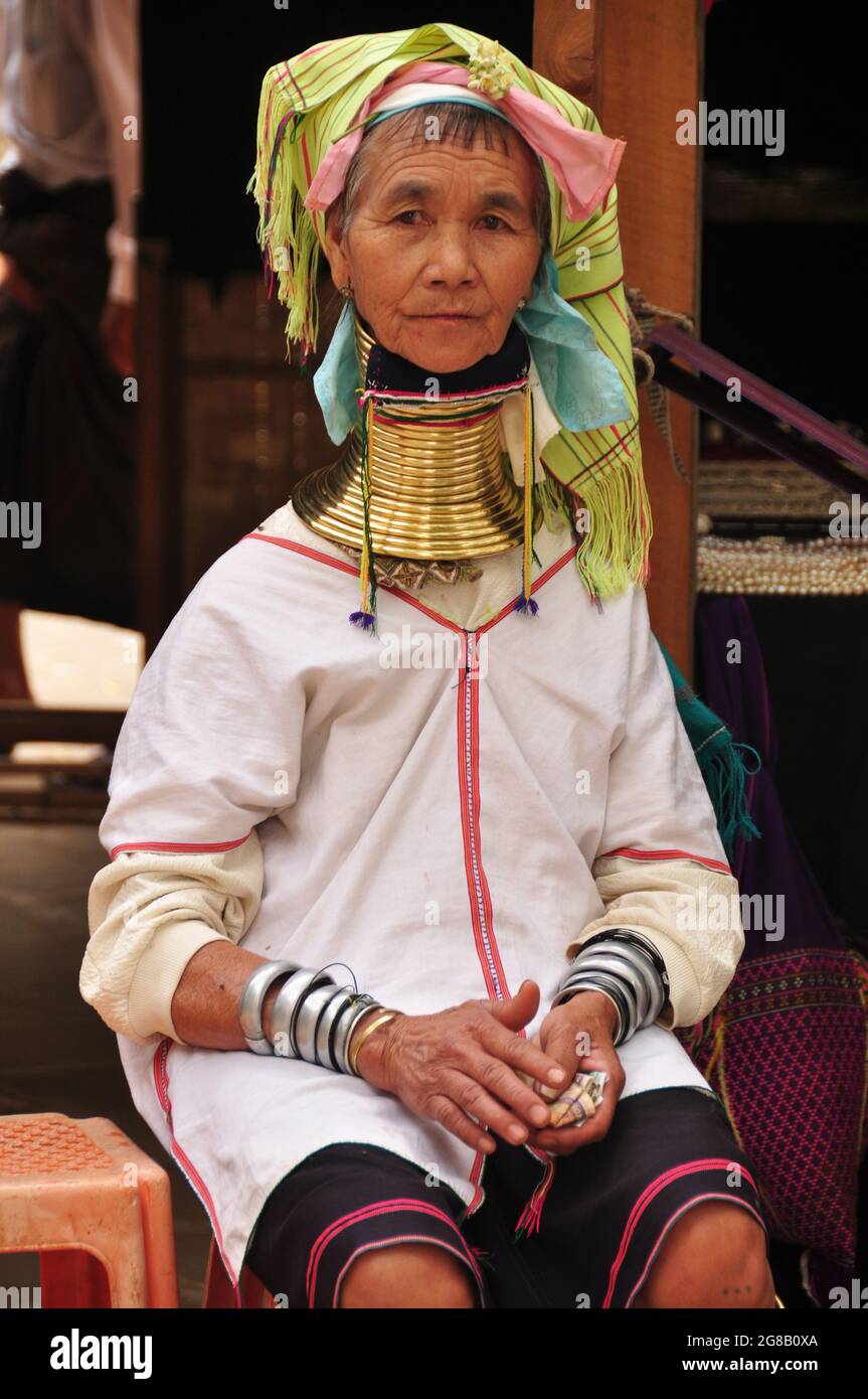 Kayan Lahwi Frauen Ethnien des Kayah-Staates Karen Menschen tragen die Messinghalsringe in einem langhalsigen Dorf für Reisende, die nach Bagan oder Pagan o reisen Stockfoto