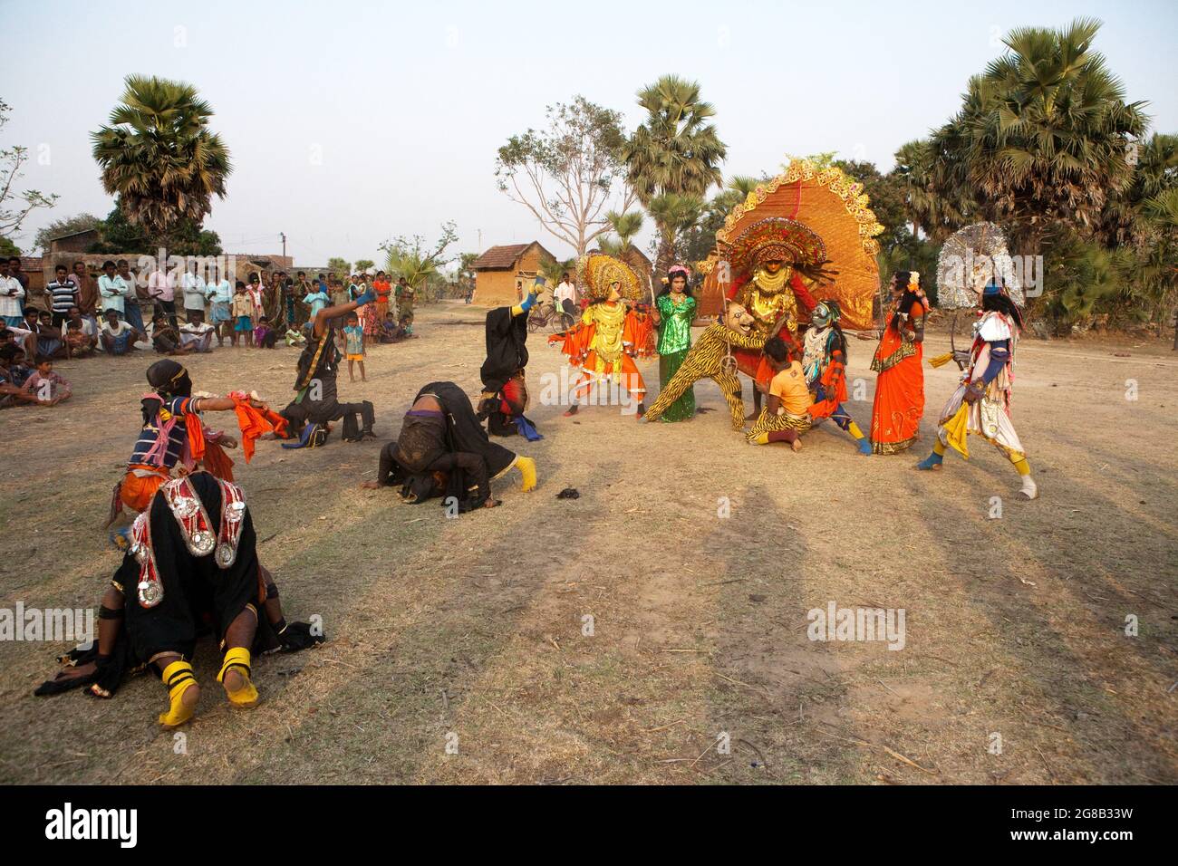 Chou-Tänzer, die chou, einen traditionellen Volkstanz Indiens, aufführen, bei dem Akrobatik eine große Rolle spielt. Das Thema eines solchen Tanzes stammt aus der hinduistischen Mythologie. Stockfoto