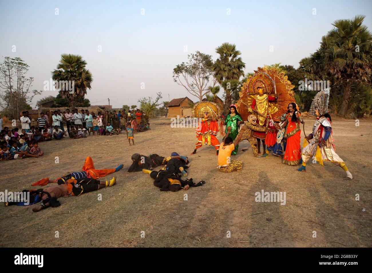 Chou-Tänzer, die chou, einen traditionellen Volkstanz Indiens, aufführen, bei dem Akrobatik eine große Rolle spielt. Das Thema eines solchen Tanzes stammt aus der hinduistischen Mythologie. Stockfoto