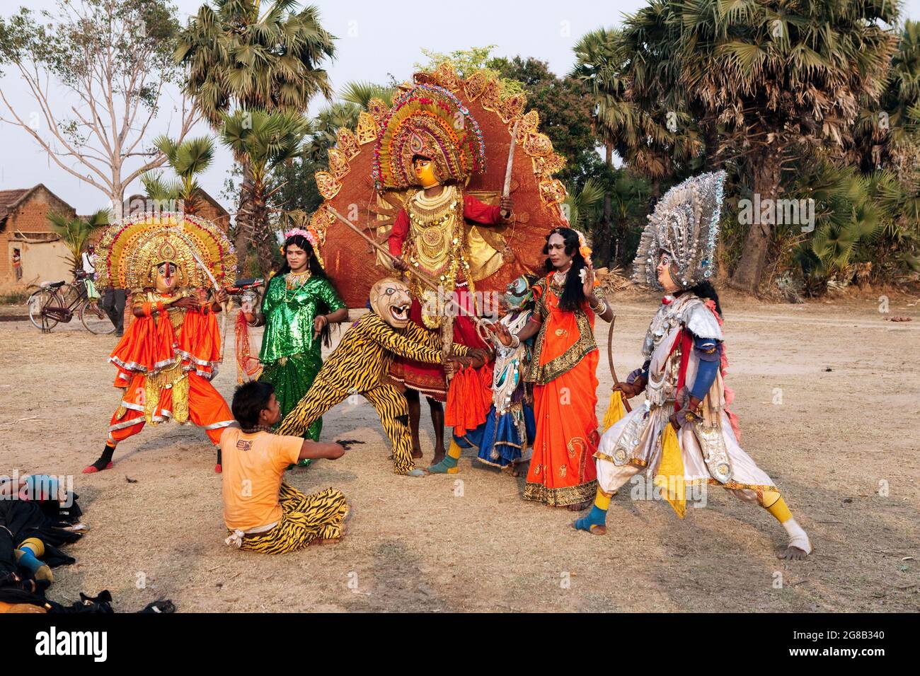 Chou-Tänzer, die chou, einen traditionellen Volkstanz Indiens, aufführen, bei dem Akrobatik eine große Rolle spielt. Das Thema eines solchen Tanzes stammt aus der hinduistischen Mythologie. Stockfoto