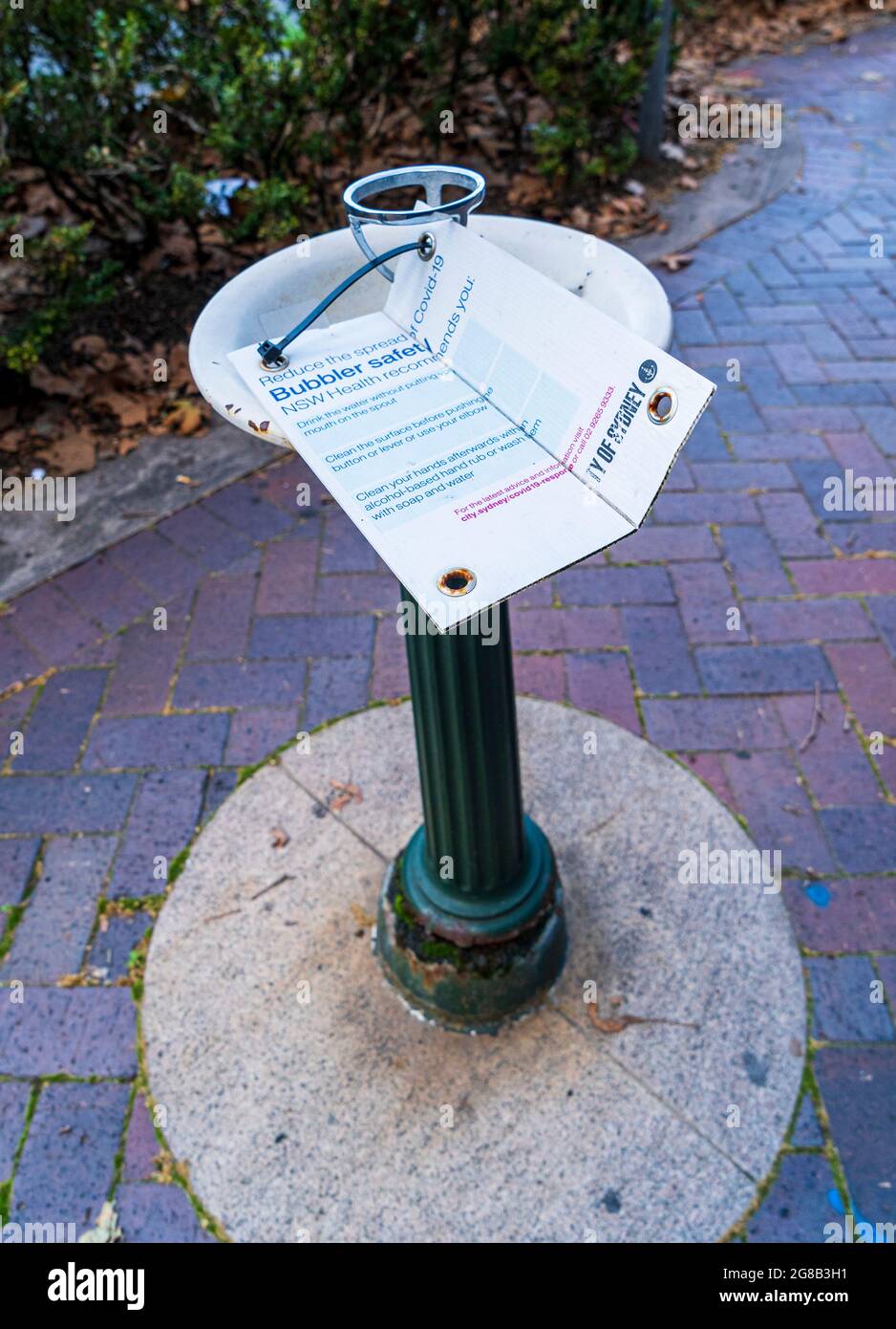 Warnschild für Bubbler auf Vintage-Bubbler während der Pandemiesperre in Sydney, Australien Stockfoto