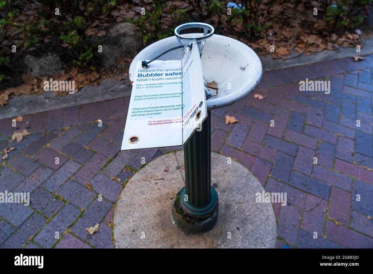 Warnschild für Bubbler auf Vintage-Bubbler während der Pandemiesperre in Sydney, Australien Stockfoto