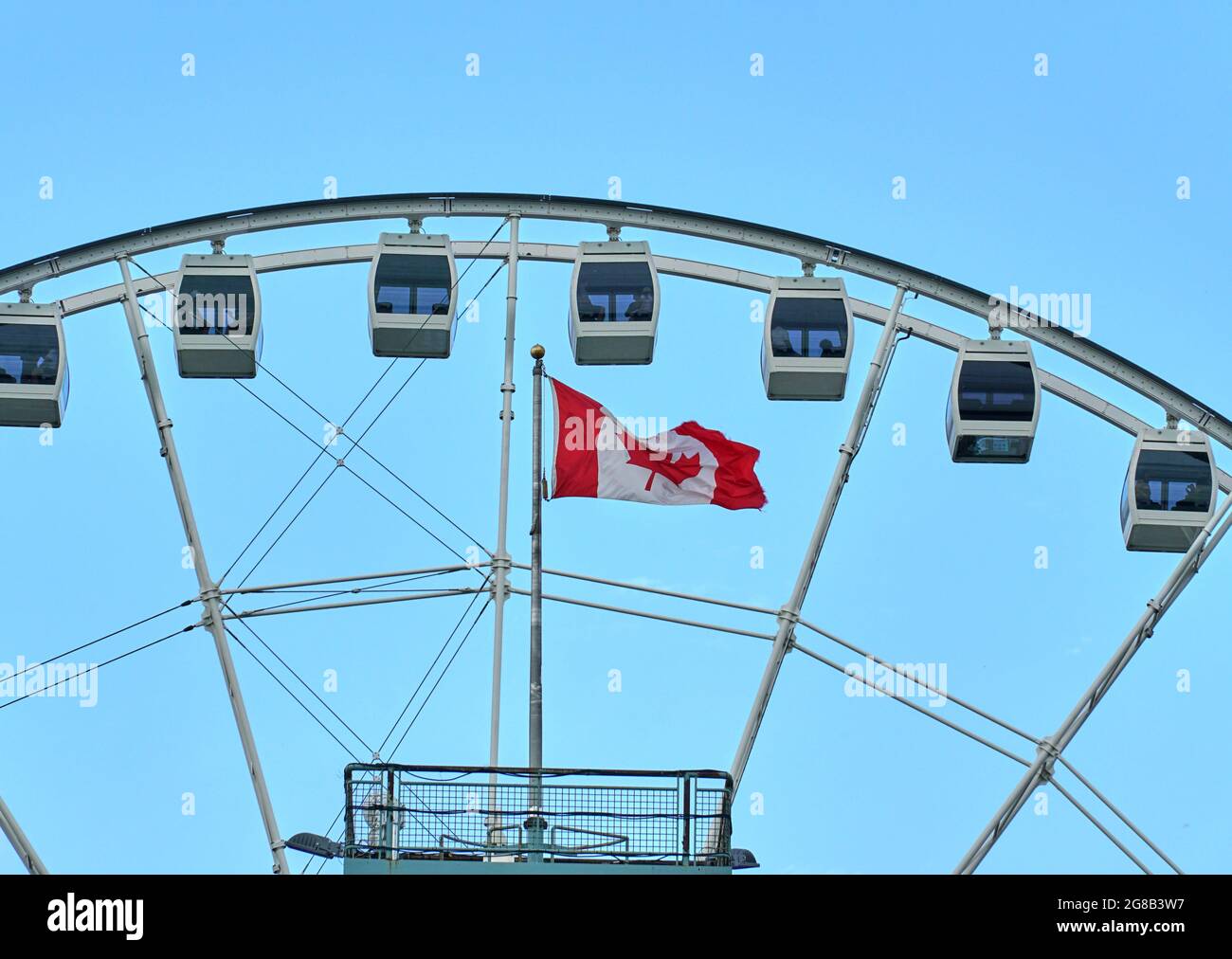 Kanada, Montreal - 11. Juli 2021: Panoramablick auf das Riesenrad La Grande Roue de Montreal im alten Hafen von Montreal über blauen Himmel und Wolken. Das alte P Stockfoto