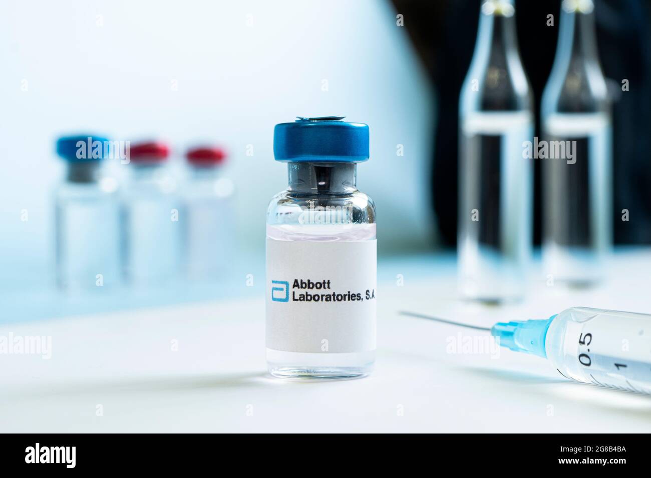 Fläschchen mit Flüssigkeit auf einem weißen Tisch und dem Logo von Abbott Laboratories, einem großen Pharmaunternehmen. 15. März 2021. Barnaul, Russland. Stockfoto
