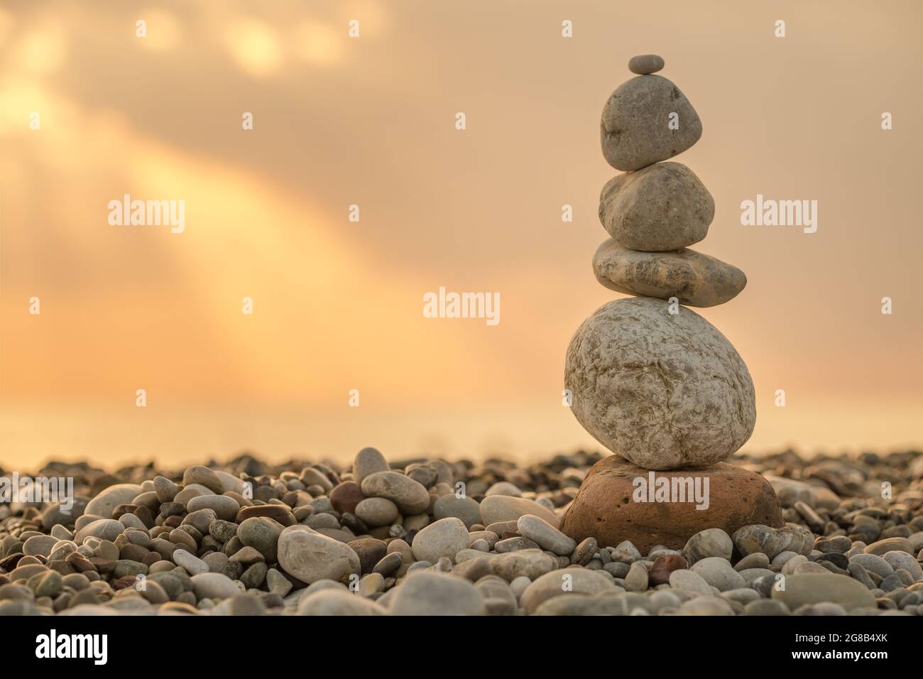 Balancesteine am Strand bei Sonnenaufgang Stockfoto