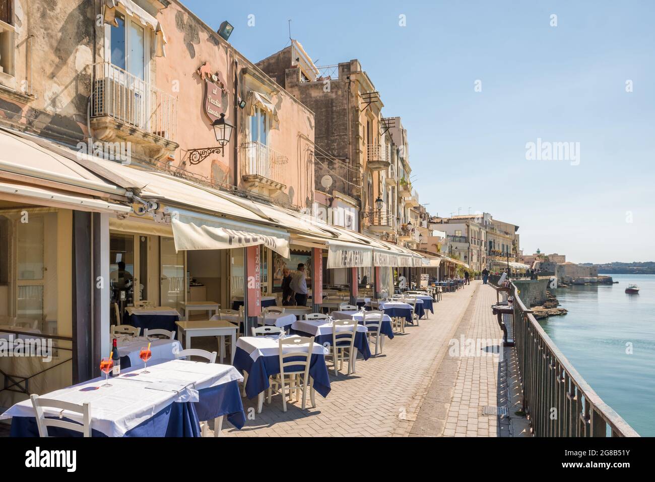 Gemütliche Cafés und Restaurants am Wasser in Siracusa Altstadt Ortygia, Sizilien, Italien Stockfoto