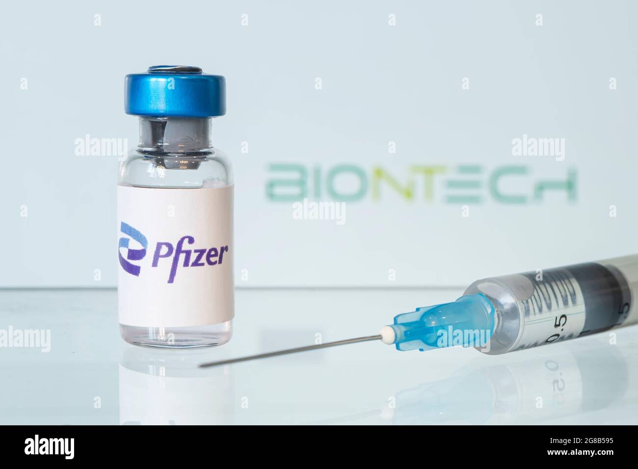 Glasflasche mit Logo Pfizer und BioNTech, Pharmaunternehmen. 18. Januar 2021, Barnaul, Russland. Stockfoto