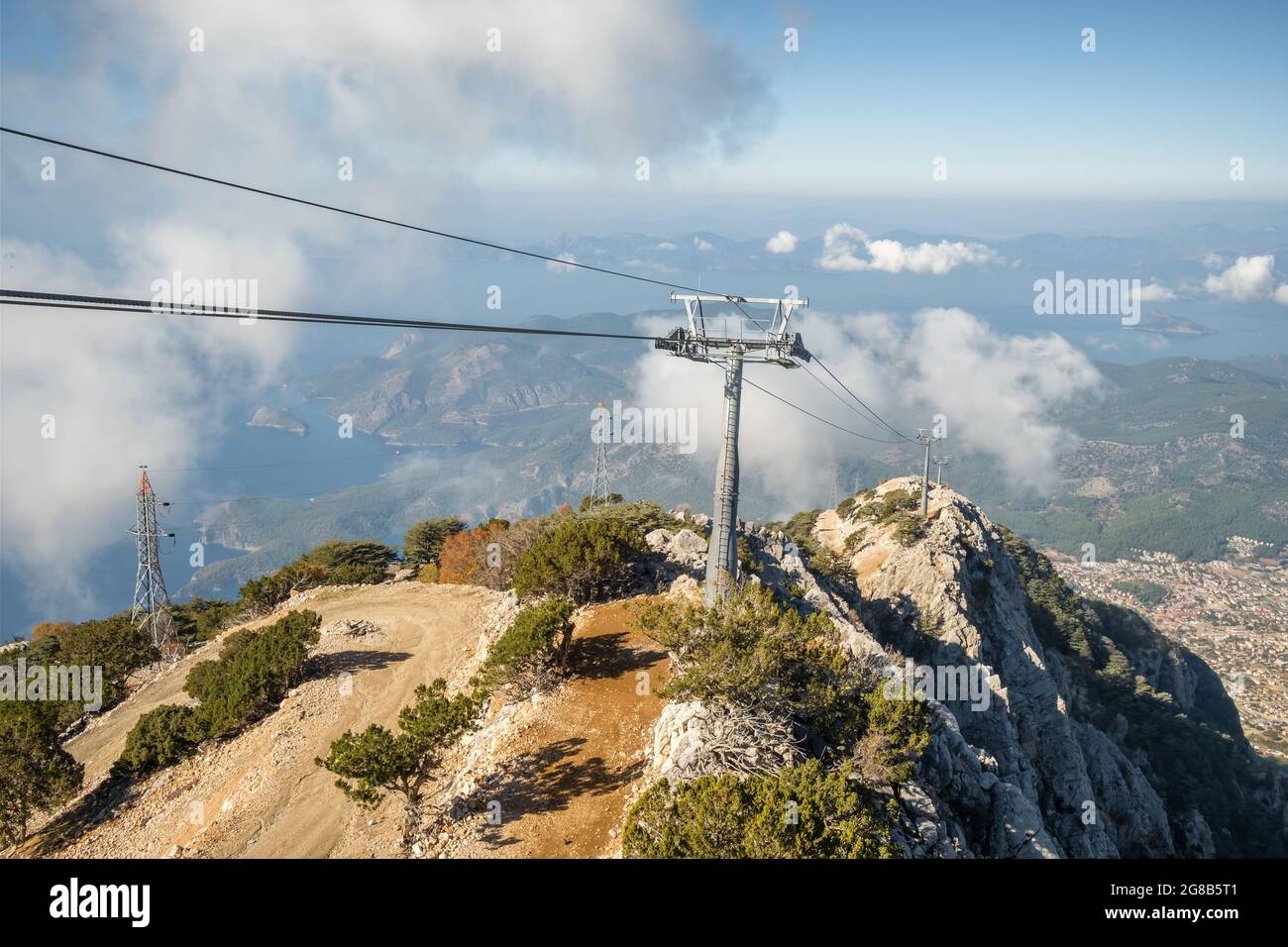 Babadag Berg mit Seilbahn zu den Städten Oludeniz und Fethiye in der Türkei. Stockfoto