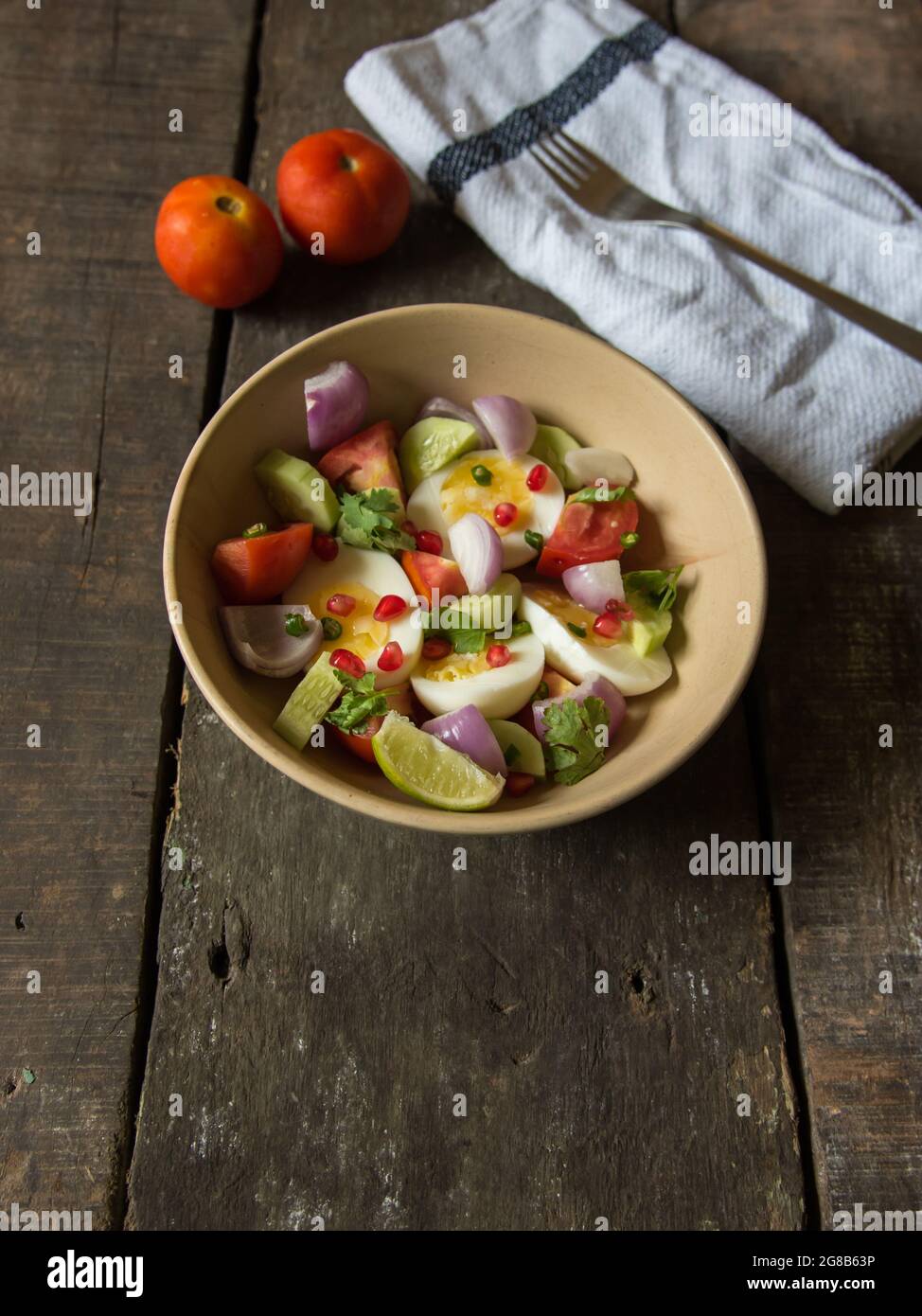 Gesundes und nahrhaftes Gemüse und Eiersalat. Stockfoto