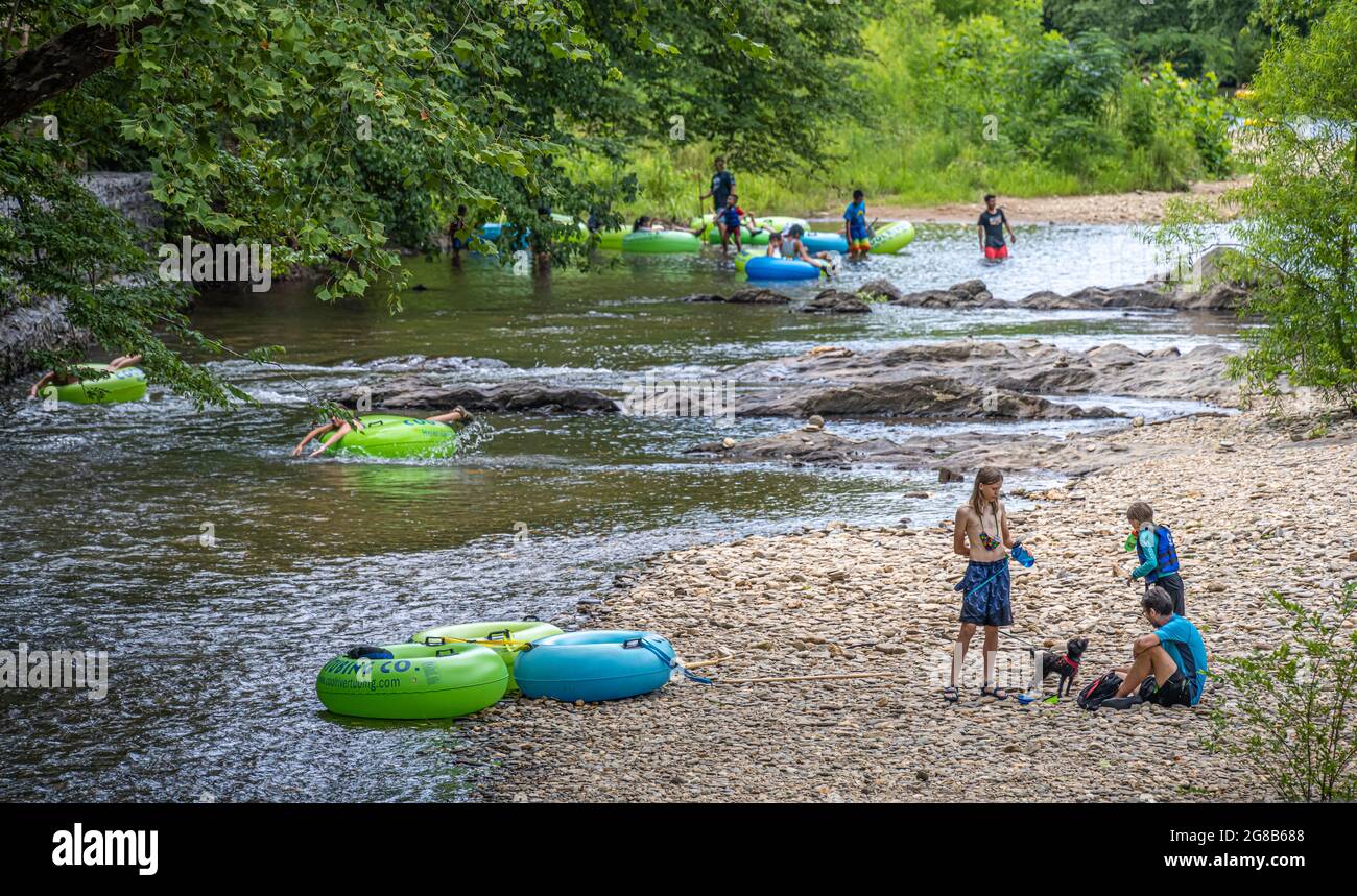 Familien genießen einen Sommertag Tubing auf dem wunderschönen Chattahoochee River Bergbach in den Blue Ridge Mountains in Helen, Georgia. (USA) Stockfoto