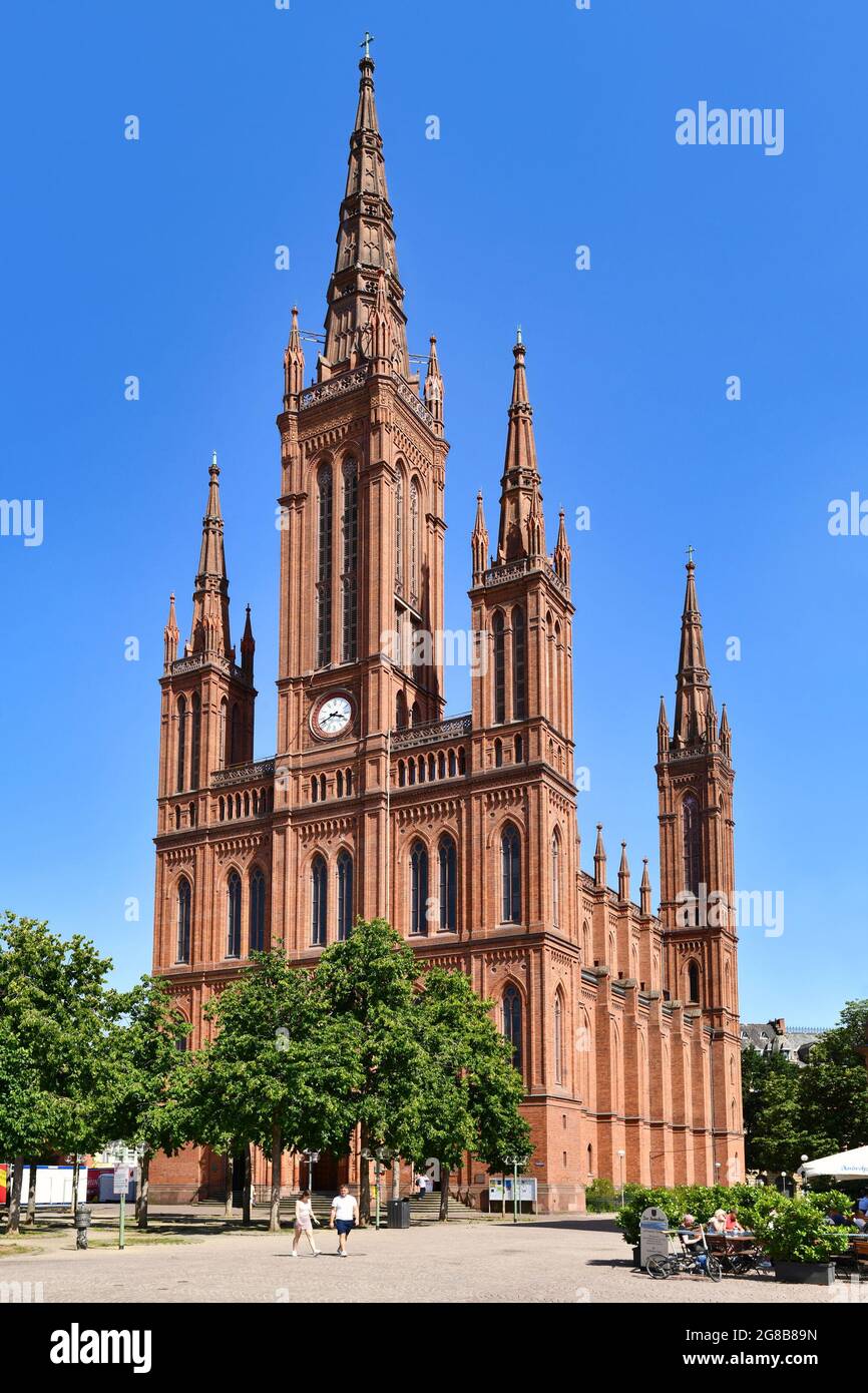 Wiesbaden, Deutschland - Juli 2021: Neugotische evangelische Kirche mit dem Namen „Marktkirche“ Stockfoto