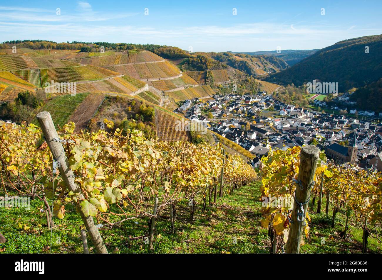 Ahrtal, Rheinland-Pfalz, Deutschland: Dorf Dernau von den Weinbergen entlang des Rotweinwanderweges aus gesehen Stockfoto