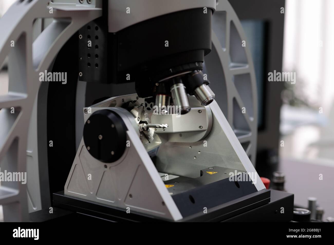 CNC-Werkzeugmaschinenprüfung mit optischer Koordinatenmessmaschine CMM Stockfoto