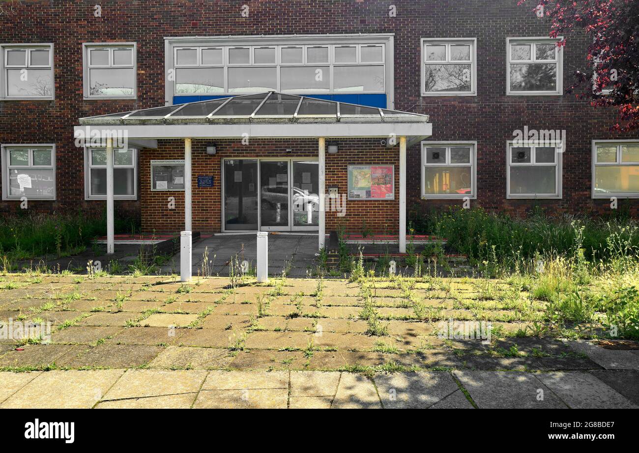 Ehemalige Polizeistation, jetzt verlassen, Corby, England. Stockfoto