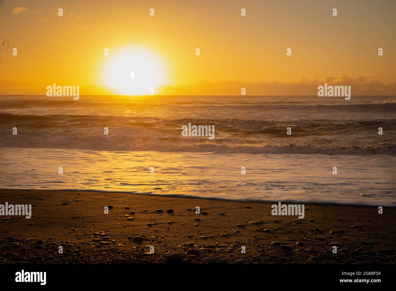 Der Blick vom Gillespies Beach bei Sonnenuntergang, Westland, Neuseeland. Urlaub und Roadtrips Stockfoto
